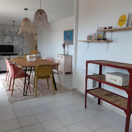 Pour 6 Adultes Et 2 Enfants Avec Terrasse *